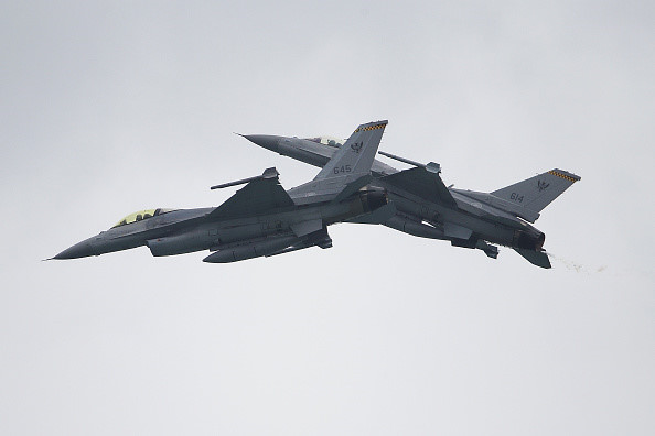 Chiến đấu cơ các nước trổ tài nhào lộn tại Singapore Airshow